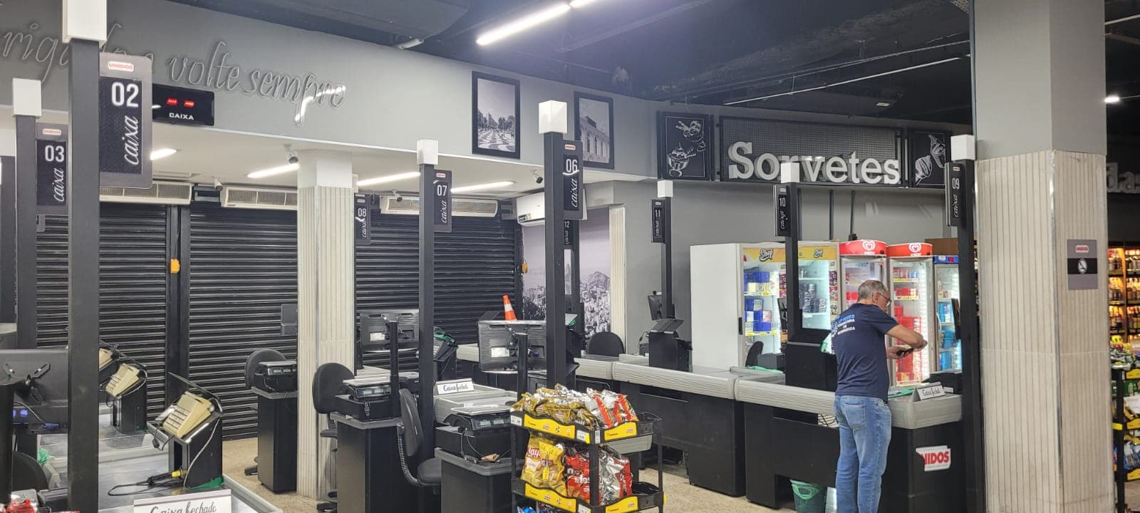 Ambiente interno do Supermercado Unidos CGX
